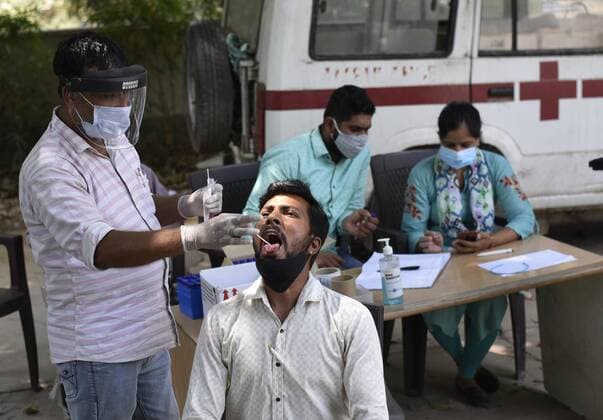 Coronavirus, Eindrücke aus Indien GURUGRAM, INDIA - MAY 1: A person gives swab sample for Covid-19 test at Sushant Lok Dispensary, on May 1, 2021 in Gurugram, India. (Photo by Vipin Kumar Hindustan Times) Medical Team Conducts COVID-19 Coronavirus Test