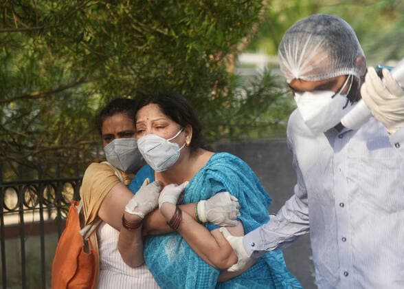 Coronavirus, Eindrücke aus Indien NEW DELHI, INDIA - MAY 1: Relatives of a Covid-19 victim mourn outside Batra hospital, in Tughlakabad, on May 1, 2021 in New Delhi, India. At least 12 people died in Delhi?s Batra hospital on Saturday due to shortage of oxygen. (Photo by Amal KS Hindustan Times) Covid Death Toll Continues To Rise In India