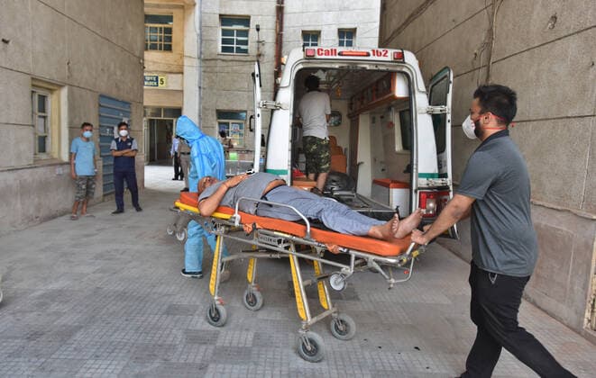 Coronavirus, Eindrücke aus Indien NEW DELHI, INDIA - APRIL 30: A Covid-19 patient arrives for treatment at Rajiv Gandhi Super Speciality Hospital, on April 30, 2021 in New Delhi, India. (Photo by Raj K Raj Hindustan Times) Daily Life Amid Coronavirus Pandemic In India