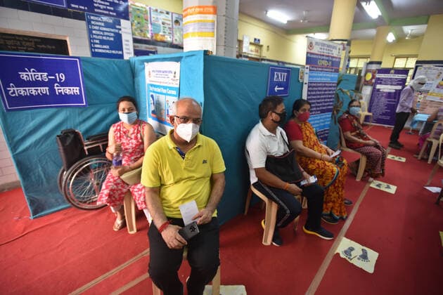 Coronavirus, Eindrücke aus Indien NEW DELHI, INDIA - MAY 1: People wait for their turn to get vaccinated against Covid-19, at Dariya Ganj Government Dispensary, on May 1, 2021 in New Delhi, India. (Photo by Raj K Raj Hindustan Times) COVID-19 Vaccination Drive