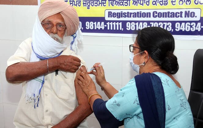 Coronavirus, Eindrücke aus Indien BATHINDA, INDIA - MAY 1: A health worker administers a Covid-19 vaccine to a person at Power House road, on May 1, 2021 in Bathinda, India. (Photo by Sanjeev Kumar Hindustan Times) COVID-19 Vaccination Drive