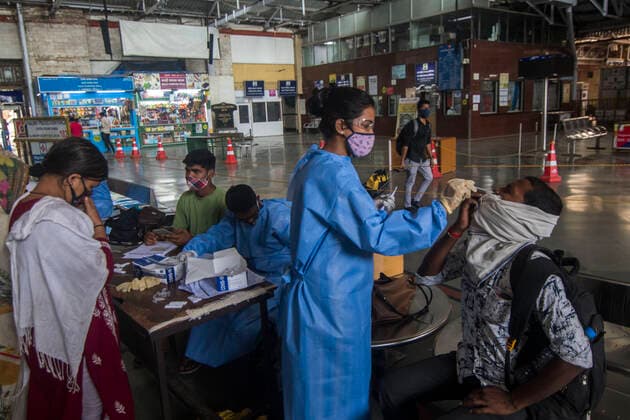 Coronavirus, Eindrücke aus Indien MUMBAI, INDIA - MAY 1: Healthcare worker collects swab samples of the passengers for Covid-19 antigen test at CSMT station, on May 1, 2021 in Mumbai, India. (Photo by Pratik Chorge Hindustan Times) Medical Team Conducts COVID-19 Coronavirus Test