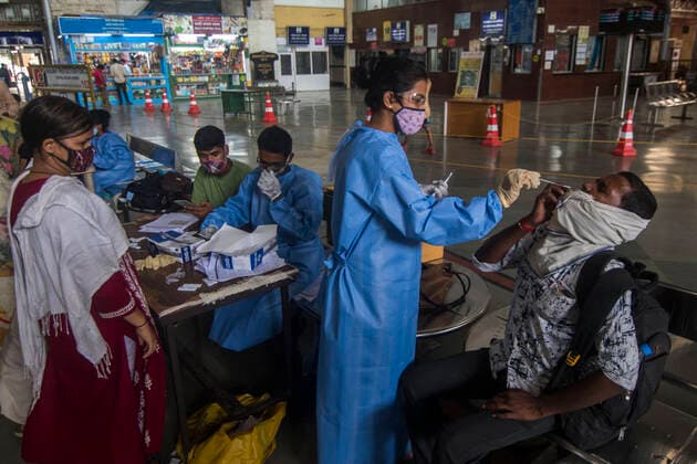 Coronavirus, Eindrücke aus Indien MUMBAI, INDIA - MAY 1: Healthcare worker collects swab samples of the passengers for Covid-19 antigen test at CSMT station, on May 1, 2021 in Mumbai, India. (Photo by Pratik Chorge Hindustan Times) Medical Team Conducts COVID-19 Coronavirus Test