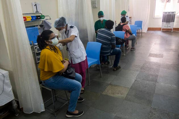 Coronavirus, Eindrücke aus Indien MUMBAI, INDIA - MAY 1: A medic administers a Covid-19 vaccine to a beneficiary at Nair Hospital, during the third phase of vaccination drive, on May 1, 2021 in Mumbai, India. (Photo by Pratik Chorge Hindustan Times) COVID-19 Vaccination Drive