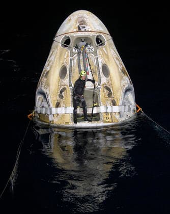 News Bilder des Tages May 2, 2021, Panama City, Florida, USA: Support teams work around the SpaceX Crew Dragon Resilience spacecraft shortly after it landed with NASA astronauts Mike Hopkins, Shannon Walker, and Victor Glover, and Japan Aerospace Exploration Agency (JAXA) astronaut Soichi Noguchi aboard in the Gulf of Mexico off the coast of Panama City, Florida, Sunday, May 2, 2021. NASA™s SpaceX Crew-1 mission was the first crew rotation flight of the SpaceX Crew Dragon spacecraft and Falcon 9 rocket with astronauts to the International Space Station as part of the agency™s Commercial Crew Program. .Mandatory Credit: NASA via CNP Panama City USA - ZUMAs152 20210502_zaa_s152_008 Copyright: xBillxIngallsx