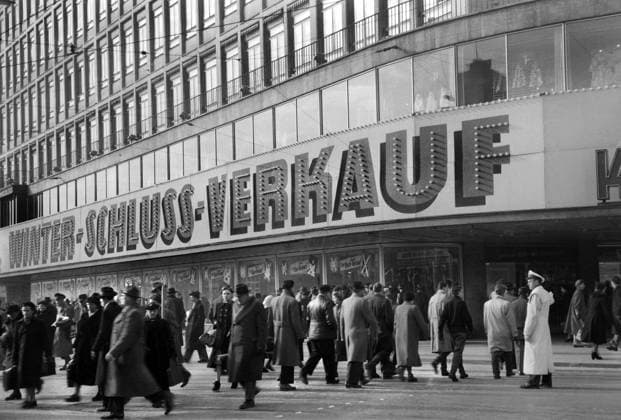 Auf Schnäppchenjagd. Winterschlussverkauf bei Kaufhof am Stachus. Fotografiert in München am 11.02.1954. München Bayern Deutschland *** Bargain hunting Winter sale at Kaufhof am Stachus Photographed in Munich on 11 02 1954 Munich Bavaria Germany Copyright: xSammlungxRolfxPossx