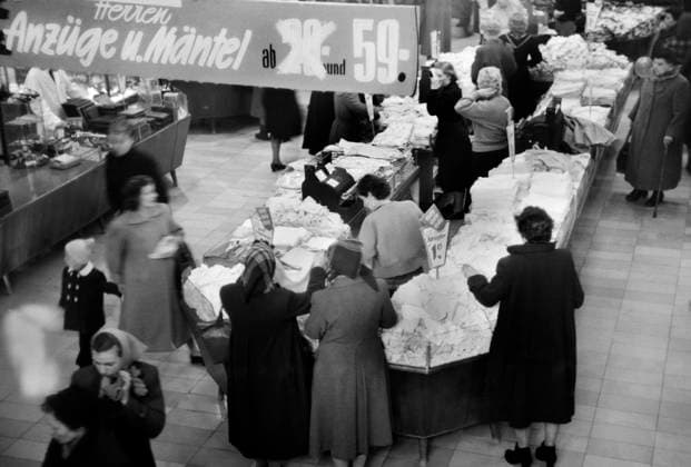 Auf Schnäppchenjagd. Winterschlussverkauf bei Kaufhof am Stachus. Fotografiert in München am 11.02.1954. München Bayern Deutschland *** Bargain hunting Winter sale at Kaufhof am Stachus Photographed in Munich on 11 02 1954 Munich Bavaria Germany Copyright: xSammlungxRolfxPossx