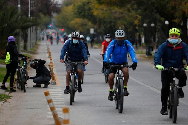 Santiago 2 May 2021 Thousands of athletes use sports strip during coronavirus pandemic Marcelo Hernandez Atonchile, Santiago Chile Aton 506262  Copyright: MARCELOxHERNANDEZ ATONCHILE