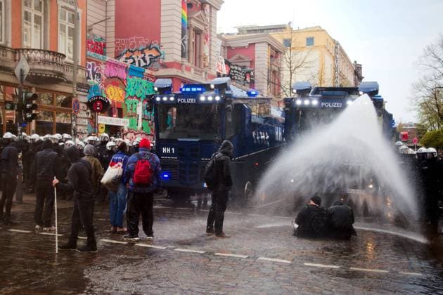 Im Bild: Zwischen Polizei und Demonstranten kam es am 1. Mai zu Auseinandersetzungen Hamburg - Auseinandersetzungen bei Demo am 1. Mai *** In the picture Between police and demonstrators there were clashes on 1 May Hamburg Clashes at demo on 1 May xmbx