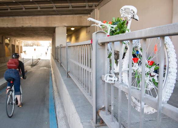 News Bilder des Tages May 2, 2021, Montreal, PQ, Canada: A cyclist makes their way past a White Bike erected in memory of Mathilde Blais in Montreal on Sunday, May 2, 2021. Blais was killed at this spot in 2014. Montreal Canada  - ZUMAc35_ 20210502_zaf_c35_004 Copyright: xGrahamxHughesx