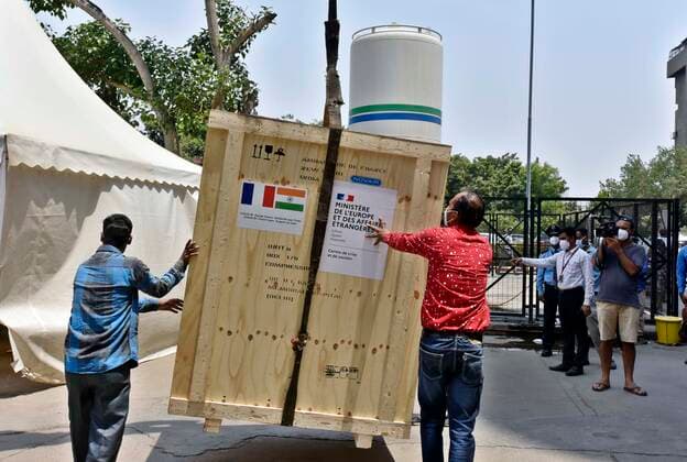 NEW DELHI, INDIA - MAY 2: Oxygen generator and a High-Pressure filling system donated by the Govt. of France to BLK-Max Hospital, being unloaded, on May 2, 2021 in New Delhi, India. (Photo by Sanjeev Verma Hindustan Times ) Daily Life Amid Coronavirus Pandemic In India