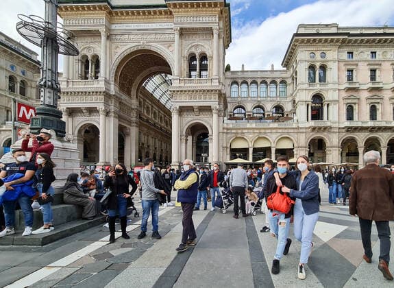 Milan, First Weekend in the Yellow Zone Shops, Bars, Restaurants open In the photo: People in the City Center  Copyright: xSimonaxChiocciax xIPAx xFotosickix