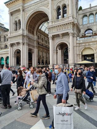 Milan, First Weekend in the Yellow Zone Shops, Bars, Restaurants open In the photo: People in the City Center  Copyright: xSimonaxChiocciax xIPAx xFotosickix