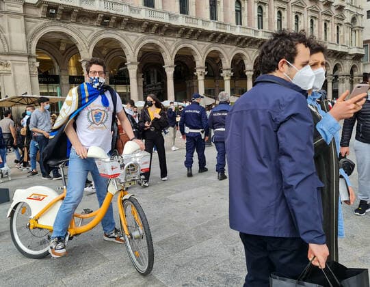 Milan, First Weekend in the Yellow Zone Shops, Bars, Restaurants open In the photo: People in the City Center  Copyright: xSimonaxChiocciax xIPAx xFotosickix