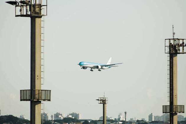 News Bilder des Tages May 2, 2021, Guarulhos, Brazil: A plane with 4 million doses of the AstraZeneca vaccine, acquired by the Brazilian government through the Covax Facility consortium, arrives at Guarulhos airport (SP), this Sunday (2). The Minister of Health, Marcelo Queiroga, and the representative of the Pan American Health Organization in Brazil, Socorro Gross, participate in receiving the immunizer. Copyright: xFepesilx