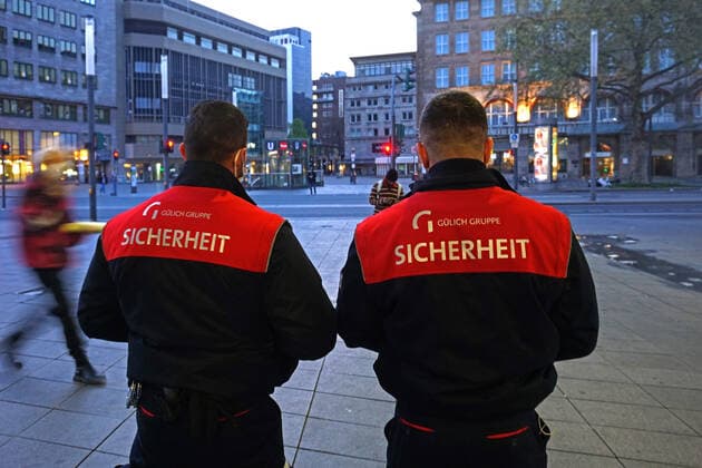 Public standstill during curfew A security guard watches the city center during the night curfew at the time of the Corona crisis between 10 p.m. and 5 a.m. Essen North Rhine Westphalia Germany city center