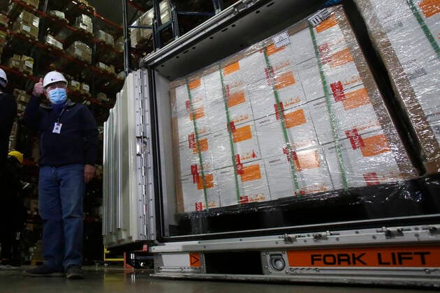Santiago, May 2, 2021 The Minister of Health, Enrique Paris, together with the Chinese Ambassador to Chile, Niu Qingbao, and the Undersecretary of International Economic Relations, Rodrigo Yanez, receive a new shipment of one and a half million vaccines from the Sinovac laboratory, as part of the vaccination campaign against COVID 19 Jonnathan Oyarzun  Copyright: JONNATHANxOYARZUN ATONxCHILE