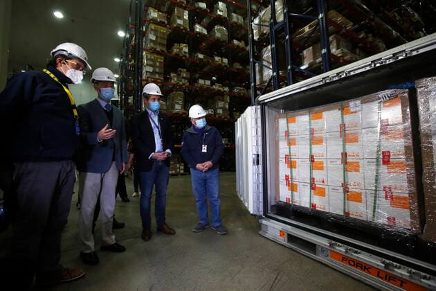 Santiago, May 2, 2021 The Minister of Health, Enrique Paris, together with the Chinese Ambassador to Chile, Niu Qingbao, and the Undersecretary of International Economic Relations, Rodrigo Yanez, receive a new shipment of one and a half million vaccines from the Sinovac laboratory, as part of the vaccination campaign against COVID 19 Jonnathan Oyarzun  Copyright: JONNATHANxOYARZUN ATONxCHILE