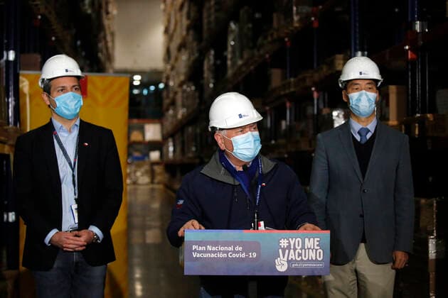 Santiago, May 2, 2021 The Minister of Health, Enrique Paris, together with the Chinese Ambassador to Chile, Niu Qingbao, and the Undersecretary of International Economic Relations, Rodrigo Yanez, receive a new shipment of one and a half million vaccines from the Sinovac laboratory, as part of the vaccination campaign against COVID 19 Jonnathan Oyarzun  Copyright: JONNATHANxOYARZUN ATONxCHILE