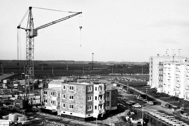 DDR Wohnungsbauserie WBS 70 (19 07 1990) Von Herbst 1989 bis Sommer 1990 werden die letzten beiden industriell gefertigten DDR-typischen Wohnblöcke (WBS 70) in der Philipp-Brandin-Straße in Rostock-Dierkow hochgezogen. Rostock Mecklenburg-Vorpommern Deutschland *** GDR housing series WBS 70 19 07 1990 From autumn 1989 to summer 1990 the last two industrially manufactured GDR typical apartment blocks WBS 70 in Philipp Brandin Straße in Rostock Dierkow are raised Rostock Mecklenburg Vorpommern Germany