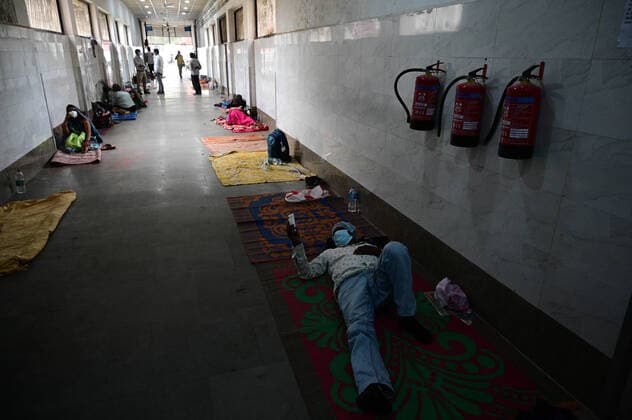 News Bilder des Tages May 3, 2021, Prayagraj, Uttar Pradesh, India: Prayagraj: Family members of COVID19 patient rest outside corona ward at Swaroop Rani Neharu Hospital in Allahabad on Monday, May 03, 2021. Prayagraj India - ZUMAv115 20210503_zap_v115_023 Copyright: xPrabhatxKumarxVermax