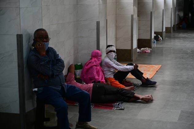May 3, 2021, Prayagraj, Uttar Pradesh, India: Prayagraj: Family members of COVID19 patient rest outside corona ward at Swaroop Rani Neharu Hospital in Allahabad on Monday, May 03, 2021. Prayagraj India - ZUMAv115 20210503_zap_v115_025 Copyright: xPrabhatxKumarxVermax
