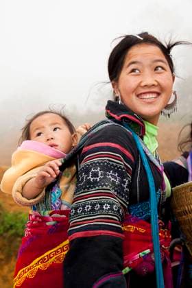 IMAGO Cultures of the world, Schwarze Hmong in Nordvietnam Vietnam: young Hmong woman Vietnam: young black Hmong woman with her child in the area of Sa Pa (Sapa) in northern Vietnam  Copyright: x xBoyerx xAndia.frx 178809