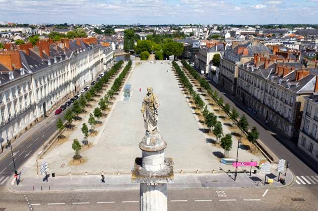 Nantes (Pays de la Loire region): Louis XVI of France s statue and column Low-level aerial view of Louis XVI of France s statue and column with place Louis XVI square, cours Saint Andre and the cathedral s parking. *** Local Caption *** Low-level aerial view of Louis XVI of France s statue and column with place Louis XVI square, cours Saint Andre and the cathedral s parking. Nantes France  Copyright: x ÊJoncherayx xAndia.frx Vjonch_004181