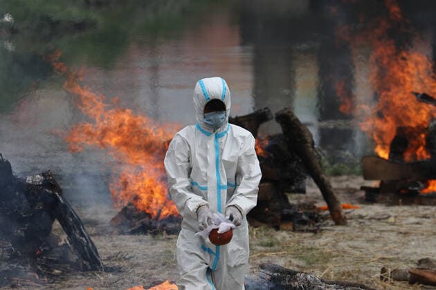 News Bilder des Tages May 3, 2021, Kathmandu, NE, Nepal: A Covid-19 victim is cremated on the bank of the Bagmati river at Pashupati, Kathmandu, Nepal, May 3, 2021. Kathmandu Nepal - ZUMAd164 20210503_zip_d164_011 Copyright: xAryanxDhimalx