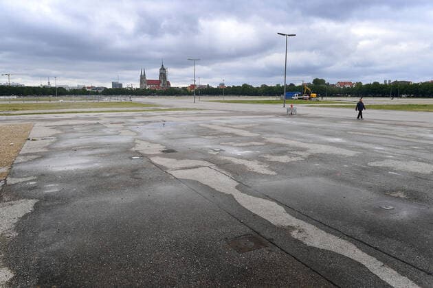 Due to Coronavirus Pandemic Oktoberfest cancels also 2021 Theresienwiese in Munich, on 14 05 2020 After the cancellation of the Wiesn,Oktoberfest nothing is happening on the huge fairground Only some strollers are on the way