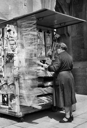Das Allerneueste. Zeitungen und Zeitschriften am Kiosk in München. Fotografiert am 01.08.1959. München Bayern Deutschland *** The very latest newspapers and magazines at the kiosk in Munich Photographed on 01 08 1959 Munich Bavaria Germany Copyright: xSammlungxRolfxPossx