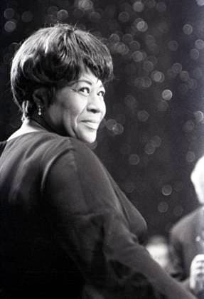 IMAGO ICONS: Ella Fitzgerald 20.03.1965, Berlin, DDR - Ella Fitzgerald, Saengerin. Am 20.03.1965 gaben sie und Louis Armstrong im alten Friedrichstadtpalast ein Konzert anlaesslich ihrer Tournee durch die DDR. (Berlin, Ella Fitzgerald, Fitzgerald, DDR, deutsch, Deutsche Demokratische Republik, Deutschland, Europa, europaeisch, GDR, innen, Innenaufnahme, Persoenlichkeit, Portraet, Portrait, HF, Hochformat, s w, Saengerin, schwarz weiss, schwarz-weiss, Schwarzweiss, Westeuropa, Zeitdokument, Zeitgeschichte) 650320KF001092FITZGERALD.JPG *** 20 03 1965, Berlin, GDR Ella Fitzgerald, singer On 20 03 1965 she and Louis Armstrong gave a concert in the old Friedrichstadtpalast on the occasion of their tour through the GDR Berlin, Ella Fitzgerald, Fitzgerald, GDR, German, Germa