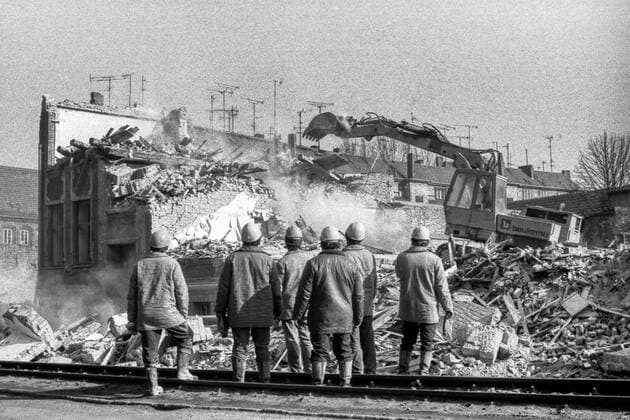 1990 - Sanierung der Grubenstrasse in Rostock (19 03 1990) In der Rostocker Grubenstraße wurde im Frühjahr 1990 dieser einsturzgefährdete Altbau abgerissen. Danach folgte die schrittweise Rekonstruktion und Umgestaltung der Grubenstraße. Erst die politische Wende machte diese umfangreiche Baumaßnahme möglich. Rostock Mecklenburg-Vorpommern Deutschland *** 1990 Renovation of Grubenstrasse in Rostock 19 03 1990 This old building in Rostocks Grubenstrasse, which was in danger of collapsing, was demolished in the spring of 1990 This was followed by the gradual reconstruction and redesign of Grubenstrasse It was not until the political turnaround that this extensive building project became possible Rostock Mecklenburg Western Pomerania Ge