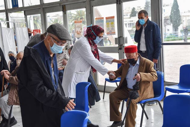 Coronavirus in Tunesien, Impfzentrum in Tunis May 3, 2021, Tunis, Tunisia: Elderly people wearing facemasks as a preventive measure against the spread of covid-19 wait to get vaccinated against COVID-19 at El-Menzah sports hall in Tunisia s capital. Tunis Tunisia - ZUMAs197 20210503_zaa_s197_056 Copyright: xJdidixwassimx