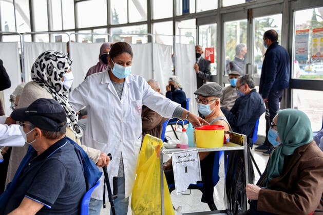 Coronavirus in Tunesien, Impfzentrum in Tunis May 3, 2021, Tunis, Tunisia: A Tunisian healthcare worker assists an elderly woman during inoculation at El-Menzah sports hall in Tunisia s capital. Tunis Tunisia - ZUMAs197 20210503_zaa_s197_057 Copyright: xJdidixwassimx