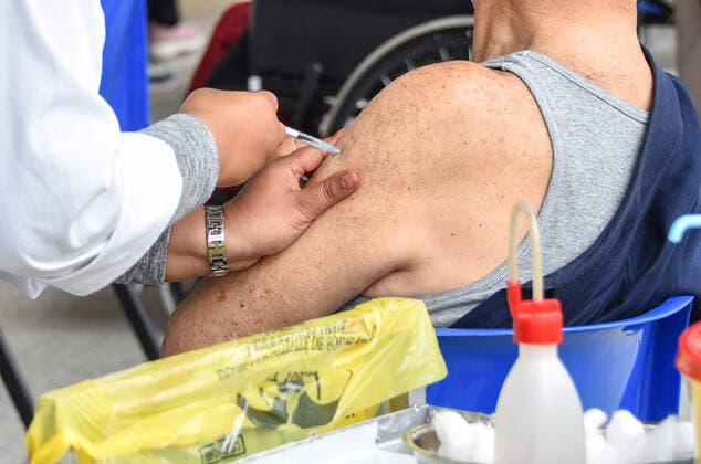 Coronavirus in Tunesien, Impfzentrum in Tunis May 3, 2021, Tunis, Tunisia: An elderly man receives a dose of the Pfizer-BioNTech COVID-19 coronavirus vaccine as others wait for their turn at El-Menzah sports hall in Tunisia s capital. Tunis Tunisia - ZUMAs197 20210503_zaa_s197_060 Copyright: xJdidixwassimx