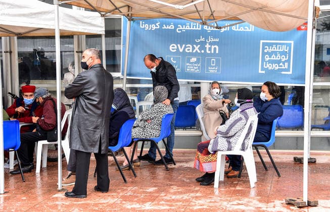Coronavirus in Tunesien, Impfzentrum in Tunis May 3, 2021, Tunis, Tunisia: Elderly people wearing facemasks as a preventive measure against the spread of covid-19 wait to get vaccinated against COVID-19 outside El-Menzah sports hall in Tunisia s capital. Tunis Tunisia - ZUMAs197 20210503_zaa_s197_064 Copyright: xJdidixwassimx