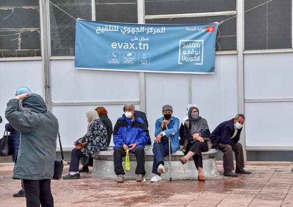 Coronavirus in Tunesien, Impfzentrum in Tunis May 3, 2021, Tunis, Tunisia: Elderly people wearing facemasks as a preventive measure against the spread of covid-19 wait to get vaccinated against COVID-19 outside El-Menzah sports hall in Tunisia s capital. Tunis Tunisia - ZUMAs197 20210503_zaa_s197_066 Copyright: xJdidixwassimx