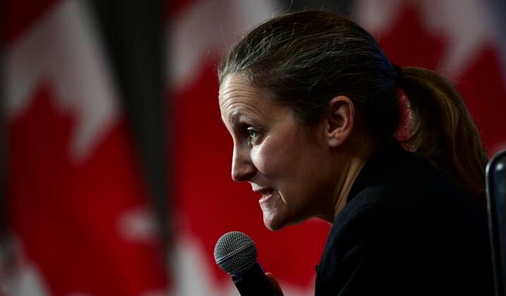 Kanada, Finanzministerin Chrystia Freeland und Justin Trudeau in Ottawa May 3, 2021, Ottawa, on, Canada: Deputy Prime Minister, not shown, and Minister of Finance Chrystia Freeland joins Prime Minister Justin Trudeau as they participate in a virtual discussion from Ottawa on Monday, May 3, 2021, with seniors from Residence Memphremagog in Magog, Quebec. Ottawa Canada  - ZUMAc35_ 20210503_zaf_c35_062 Copyright: xSeanxKilpatrickx