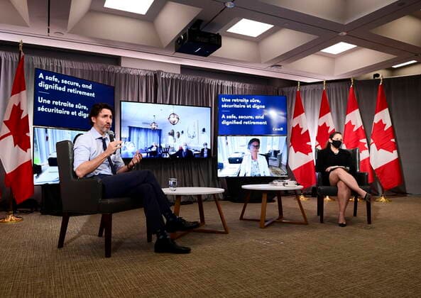 Kanada, Finanzministerin Chrystia Freeland und Justin Trudeau in Ottawa May 3, 2021, Ottawa, on, Canada: Prime Minister Justin Trudeau and Deputy Prime Minister and Minister of Finance Chrystia Freeland, participate in a virtual discussion from Ottawa on Monday, May 3, 2021, with seniors from Residence Memphremagog in Magog, Quebec. Also virtually in attendance is Member of Parliament for Brome-Missisquoi Lyne Bessette. Ottawa Canada  - ZUMAc35_ 20210503_zaf_c35_067 Copyright: xSeanxKilpatrickx