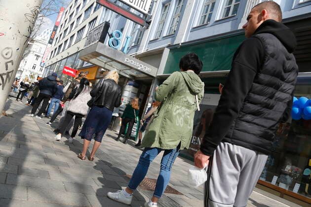 Corona Crisis Lockdown End in Vienna on 3 May Vienna, Mariahilf, 03 05 2021 After 32 days in the East Lockdown, the trade and the so-called body-related service providers in Vienna and Lower Austria were allowed to open again Corona Pandemic, Corona, Corona Virus, AVN101002490040