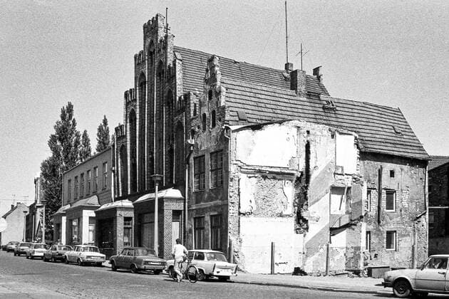 Kaufmannshaus Krahnstöver in Rostock (15 07 1990) Das spätgotische Kaufmannshaus Krahnstöver in der Großen Wasserstraße in Rostock wurde erstmals 1376 urkundlich erwähnt. Es diente u.a. als Brennerei und Likörfabrik von 1803 bis 1988. Seit 2010 beherbergt der sanierte Gebäudekomplex ein Hotel. Hier im Juli 1990 vor der Sanierung fotografiert. Rostock Mecklenburg-Vorpommern Deutschland *** Krahnstöver Merchants House in Rostock 15 07 1990 The late Gothic Krahnstöver Merchants House on Große Wasserstraße in Rostock was first mentioned in a document in 1376 It served as a distillery and liqueur factory from 1803 to 1988 The renovated building complex has been home to a hotel since 2010 Pictured here in July 1990 before renovation Rost