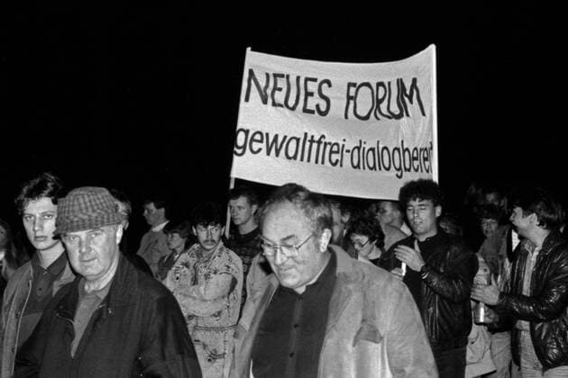 NEUES FORUM - Gewaltfrei für Demokratie (12 10 1989) Das NEUE FORUM wird zur wichtigsten DDR-Bürgerbewegung in den Zeiten des Umbruchs. Im Februar 1990 schließt es sich mit den Oppositionsbewegungen Demokratie Jetzt, Initiative für Frieden und Menschenrechte und dem Unabhängigen Frauenverband zum Bündnis 90 zusammen. In diesem Netzwerk beteiligt sich das Neue Forum an der ersten und letzten freien DDR-Volkskammerwahl. Rostock Mecklenburg-Vorpommern Deutschland *** NEW FORUM Nonviolent for Democracy 12 10 1989 The NEW FORUM becomes the most important GDR civil movement in the times of upheaval In February 1990 it joins forces with the opposition movements Democracy Now, Initiative for Peace and Human Rights and the Independent Womens
