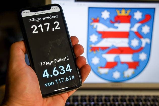 Coronavirus in Germany Covid 19 Dashboard of the Robert Koch Institute DEU, Germany, Thuringia, 04 05 2021 The 7-day incidence for the state Cases last 7 days 100 000 PE is displayed on an iPhone, with the state coat of arms in the background.