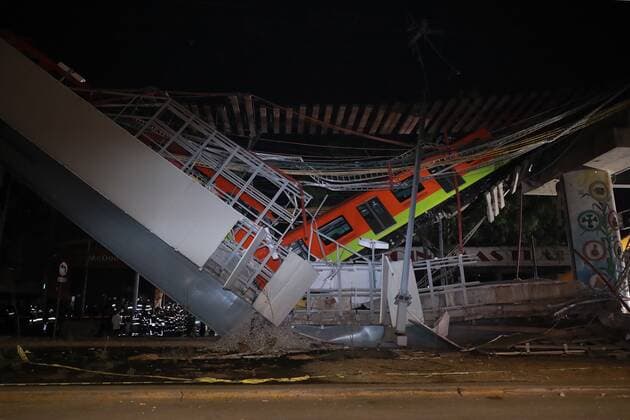 View of subway train coach after a overpass collapsed in Mexico City, Mexico, late 03 May 2021. At least 15 people died and another 70 were injured when a bridge on the elevated track of line 12 of the Mexico City Metro between Olivos and Tezonco stations collapsed on Monday night. At least 15 dead and 70 injured after subway crash in Mexico City !ACHTUNG: NUR REDAKTIONELLE NUTZUNG!  Copyright: xCarlosxRamirezx MEX794 20210504-637557158431482253