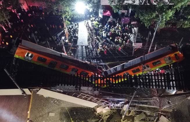 Aerial view taken with a drone thats shows the accident of the Mexico City s subway at the bridge between the stations of Olivos and Tezonco in Mexico City, Mexico on 04 May 2021 that has left at least 15 people died and another 70 were injured. At least 15 dead and 70 injured after subway crash in Mexico City !ACHTUNG: NUR REDAKTIONELLE NUTZUNG!  Copyright: xSáshenkaxGutiérrezx MEX800 20210504-637557165774265656