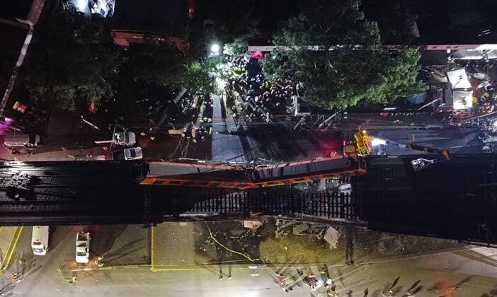 Aerial view taken with a drone thats shows the accident of the Mexico City s subway at the bridge between the stations of Olivos and Tezonco in Mexico City, Mexico on 04 May 2021 that has left at least 15 people died and another 70 were injured. At least 15 dead and 70 injured after subway crash in Mexico City !ACHTUNG: NUR REDAKTIONELLE NUTZUNG!  Copyright: xSáshenkaxGutiérrezx MEX805 20210504-637557165778953219