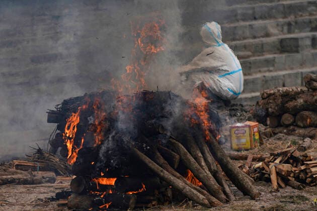 May 4, 2021, Kathmandu, Nepal: Workers from the cremation site burn the bodies of COVID-19 victims along the banks of the Bagmati river, owing to the second wave of the coronavirus pandemic as the infections and deaths increase on the sixth-day of a government imposed lockdown near Pashupathinath Temple in Kathmandu, Nepal on Tuesday, May 4, 2021. Kathmandu Nepal - ZUMAg200 20210504_zap_g200_001 Copyright: xSkandaxGautamx