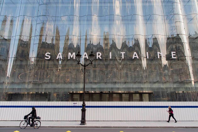 Architektur von SANAA Paris, France April 30, 2021 - The building of the Parisian department store La Samaritaine. The LVMH-led department store has completed major construction and is ready to open when health restrictions on commercial sites are relaxed in France. NEWS, ECONOMIE, LA SAMARITAINE, GRANDS MAGASINS PARISIENS, ARCHITECTURE, BERNARD ARNAULT, SHOPPING MALL, LUXE, RICHESSE, CAC40, CAC 40, ENTREPRISE, RENOVATION, ILLUSTRATION, GENERIQUE, LOGO, COMMERCE, REOUVERTURE, CENTRE COMMERCIAL, CAPITALISME, FINANCE, BATIMENT, MONUMENT, RUE DE RIVOLI, PAYSAGE URBAIN, FRANCE, VERRE, REFLETS, FACADE, NUAGES, CIEL, REVE, EVASION, ONDULATION, MATIERES, INSPIRATION, CREATIVITE  Copyright: xVincentxIsorex