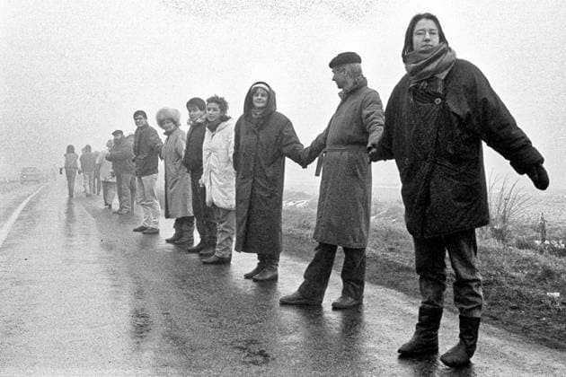 Menschenkette 1989 - Ein Licht für unser Land (2) Am 3.12.1989 versammeln sich von der Ostseeküste (Foto: Gemeinde Dummerstorf) bis zum Zittauer Gebirge hunderttausende DDR-Bürger zu einer Menschenkette unter dem Motto EIN LICHT FÜR UNSER LAND. Der Wille, die DDR demokratisch umzugestalten, bestimmte die Aktion. Kerzen brannten auf den Straßen 15 Minuten lang, von 12 bis 12.15 Uhr. Ein kurzes Zeichen gegen die sich längst abzeichnende Wiedervereinigung. Dummerstorf Mecklenburg-Vorpommern Deutschland *** Human chain 1989 A light for our country 2 On 3 12 1989, hundreds of thousands of GDR citizens gathered from the Baltic Sea coast photo municipality of Dummerstorf to the Zittau Mountains for a human chain under the motto A LIGHT FOR
